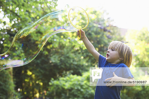 Junge - Person  Produktion  Garten  Blase  Blasen  Hinterhof  übergroß