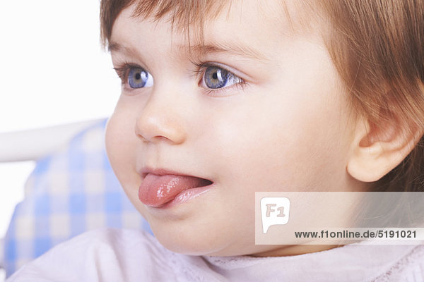 Zunge herausstrecken  Mädchen  Baby