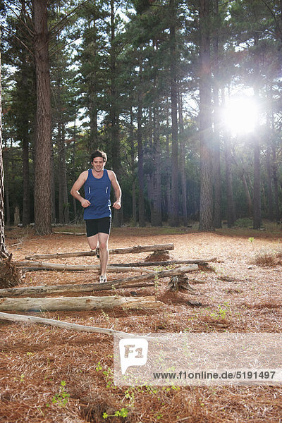 Mann  rennen  Wald