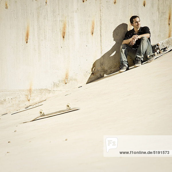 sitzend  Skateboarder  Beton  Hang