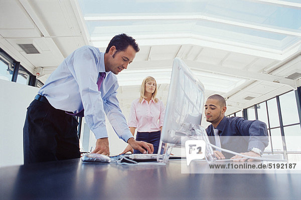 Geschäftsleute  die gemeinsam am Schreibtisch arbeiten