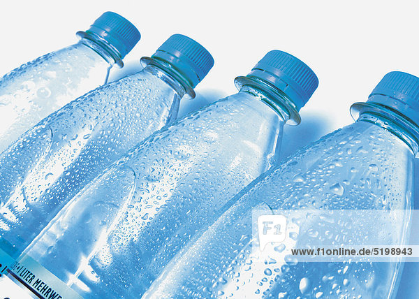 Mineralwasser-Flaschen aus Kunststoff