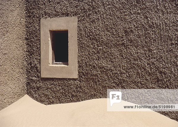 Hauswand mit Fensteröffnung  Sandanwehung  Namibia Afrika