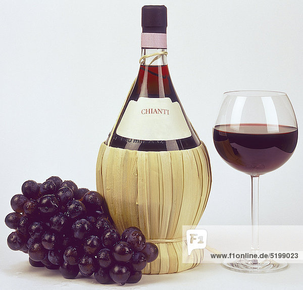 Glas Rotwein Mit Korbflasche Und Trauben