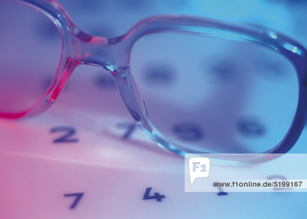 Brille auf Testtafel mit Zahlen  blaues Licht