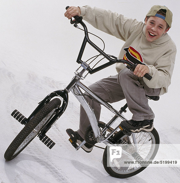 Junge Auf BMX-Rad