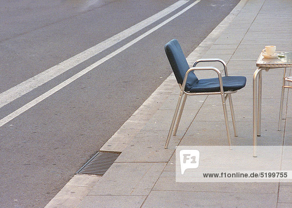 Stuhl eines Straßencafes am Straßenrand