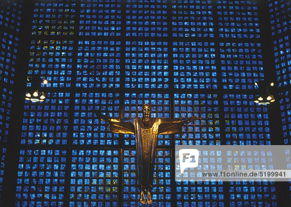 Christusfigur vor blauem Mosaikfenster  Gedächtniskirche  Berlin