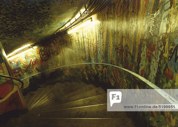 Treppe in Metro-Station  Wände voller Graffitis