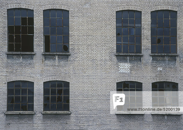 Kaputte Fenster in alter Fabrikmauer