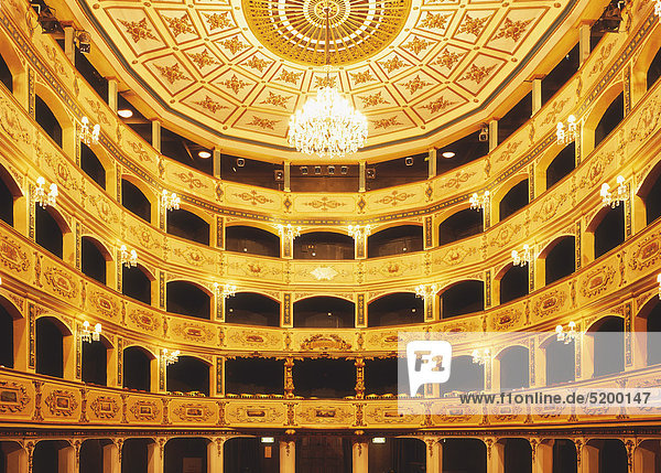 Zuschauerraum mit Rängen im Opernhaus  La Valetta  Malta