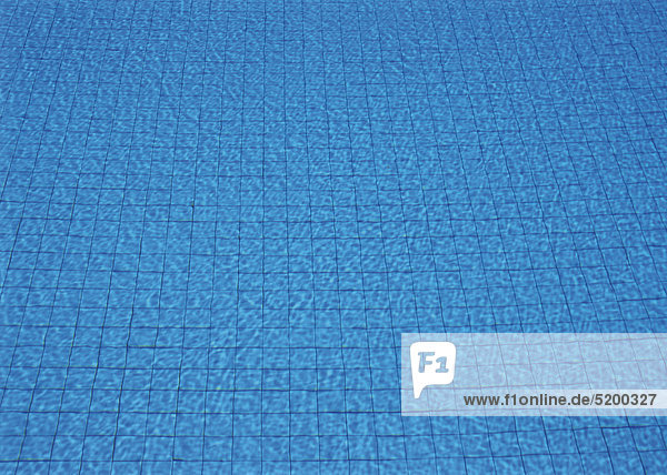 Blaue Wasserfläche eines Swimmingpools