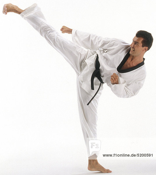 Karate-Kämpfer  Fußtritt