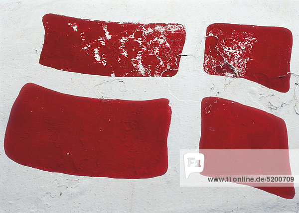 Rote Farbfelder als dänische Flagge auf Putz