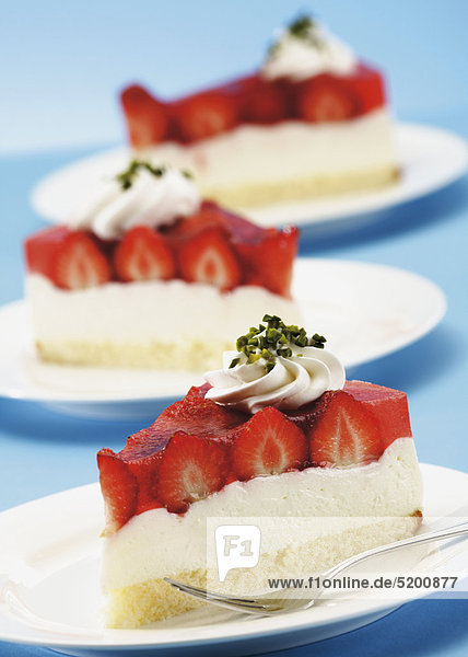 Stücke Erdbeertorte auf Tellern