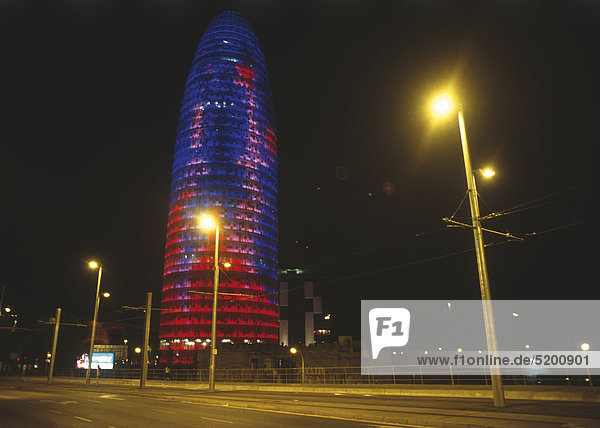 Bürohochhaus Torre Agbar bei Nacht  Barcelona  Spanien