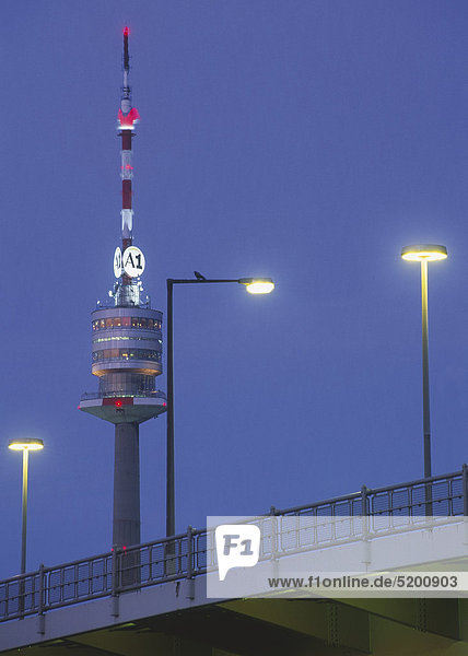 Donauturm  beleuchteter Fernsehturm über Brücke  Wien  Österreich