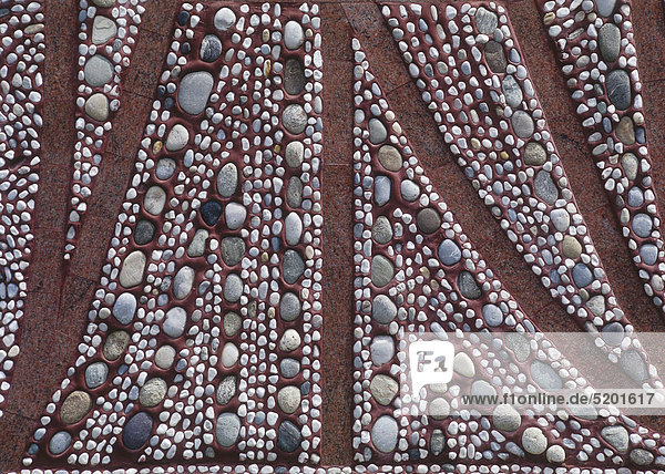 Steinmosaik auf rotem Grund  Detail