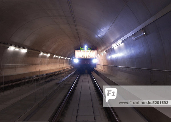 Fahrerlose U-Bahn in Tunnel  Nürnberg