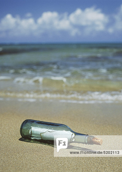 Flaschenpost liegt am Strand