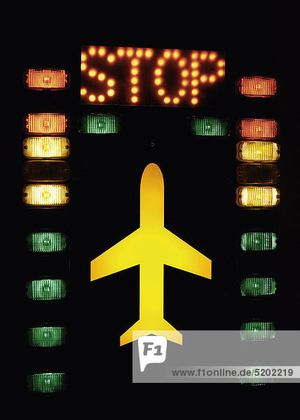 Leuchtanzeigen mit Flugzeug und Stop  farbige Tasten  Tower  Flughafen
