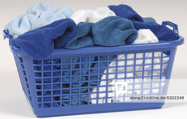 Wäschekorb aus Plastik Mit Handtüchern