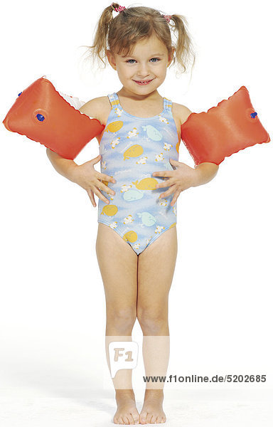 Kleines Mädchen im Badeanzug  Mit Schwimmflügeln  Dreht Sich um