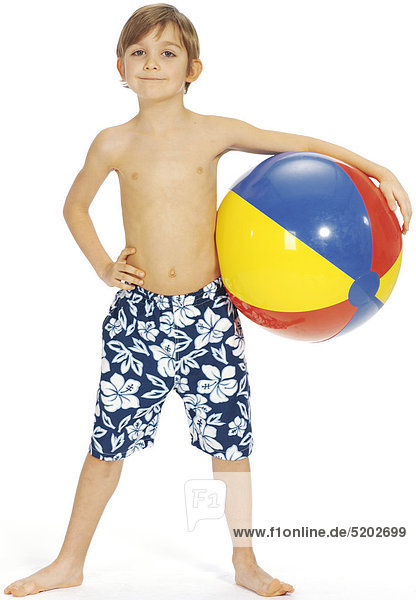 Kleiner Junge in Badeshorts  mit Wasserball