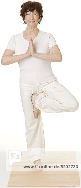 Ältere Frau Macht Yoga  Baum