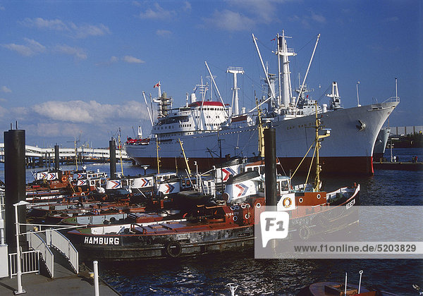 Hamburg  Schiffe im Hafen  Deutschland