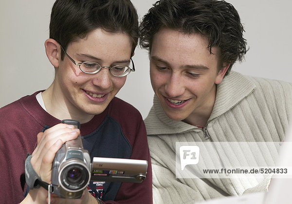 Zwei Teenager-Jungen filmen mit Videokamera