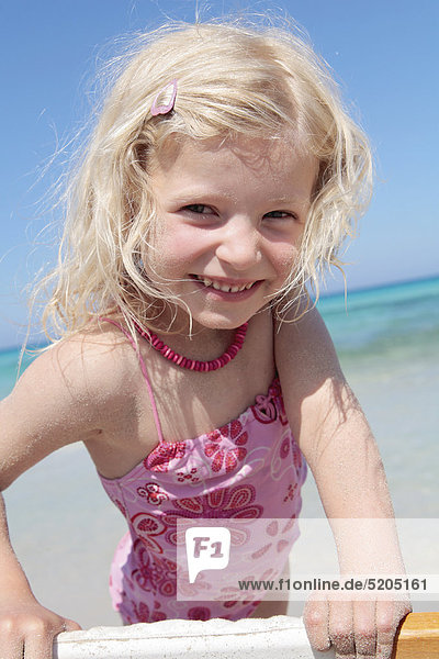 Kleines Mädchen am Strand  Halbporträt