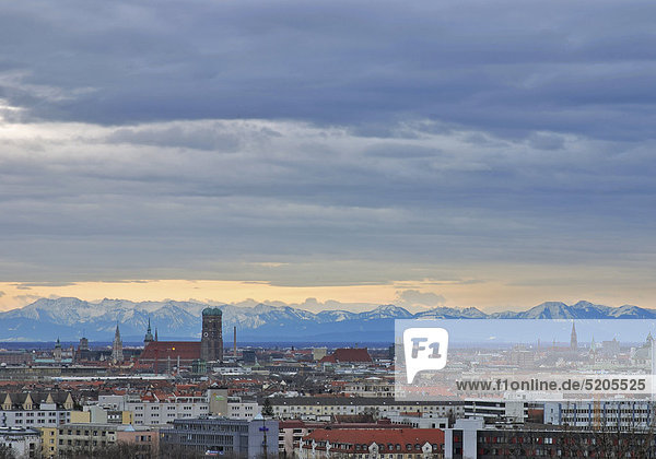Blick über München  Alpen im Hintergrund  Bayern