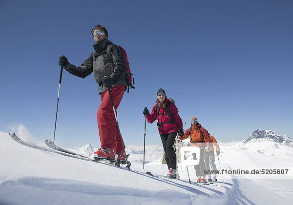 Gruppe von Skitourengehern bei Aufstieg