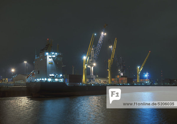 Steinwerder Hafen  Containerschiff  Hamburg  nachts