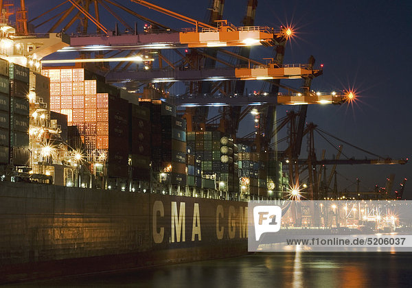Waltershofer Hafen  Containerschiff  Hamburg  nachts