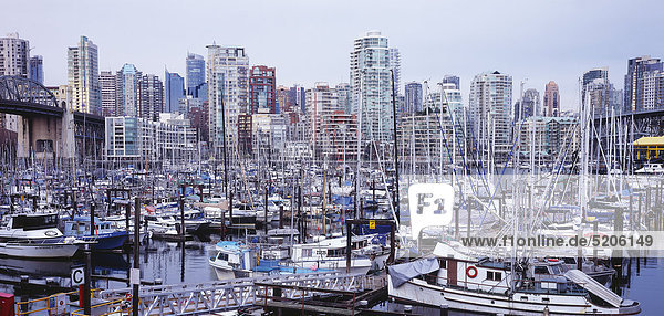 Vancouver  Bootshafen mit Skyline  Kanada
