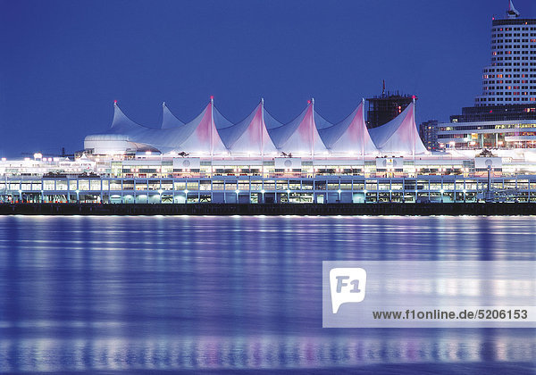 Vancouver Hafen mit Zeltdach des Canada Place abends Kanada