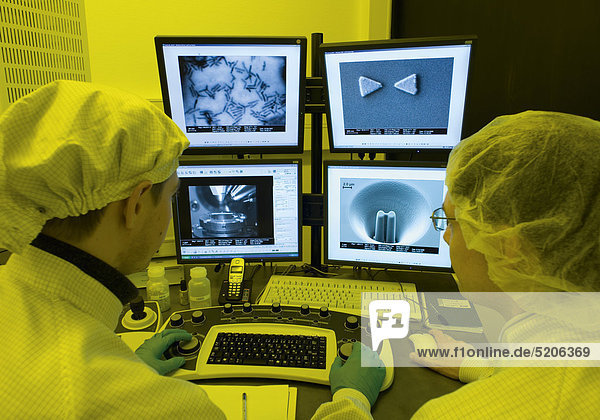 Zwei Wissenschaftler vor Monitoren  Nanoforschung