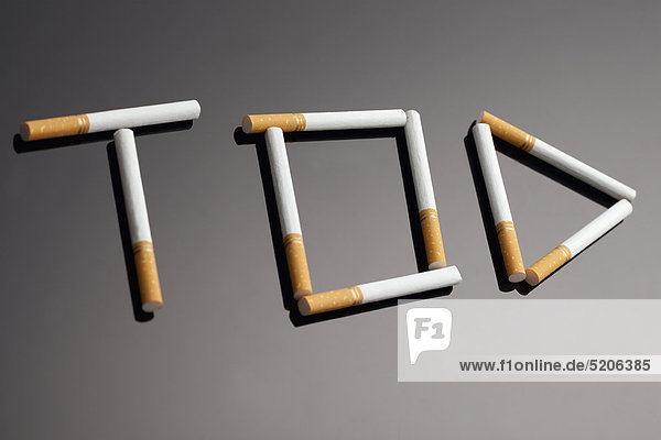 Zigaretten bilden das Wort Tod