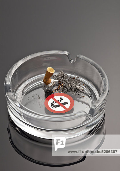 Zigarette in Aschenbecher ausgedrückt  Verbotszeichen