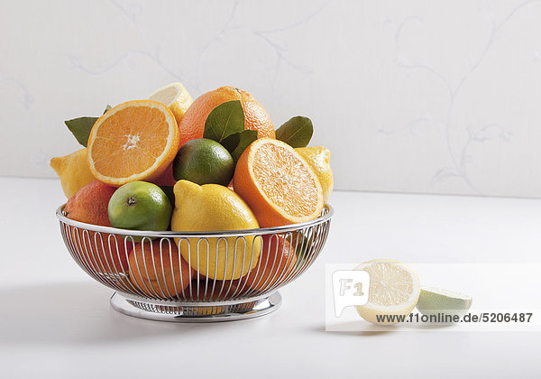 Obstkorb mit Zitrusfrüchten