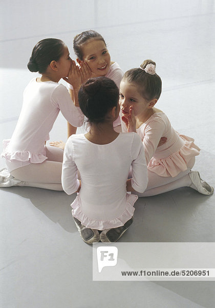 Ballettschule  vier kleine Mädchen hocken tuschelnd zusammen