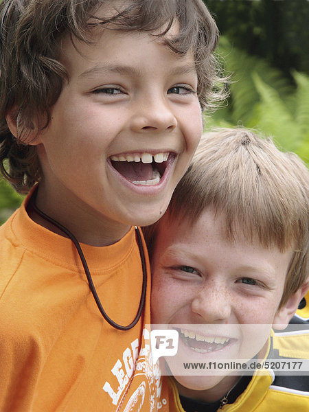 Zwei Jungen lachen  Porträt