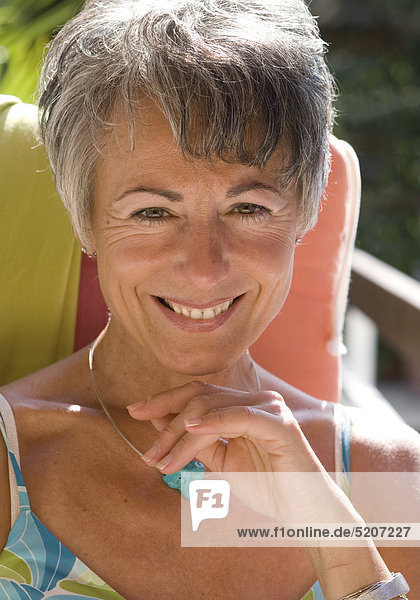 Seniorin  sommerliches Porträt