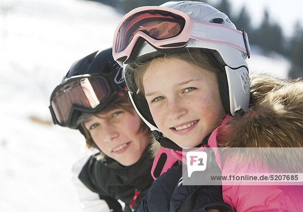 Mädchen und Junge beim Skifahren  Porträt