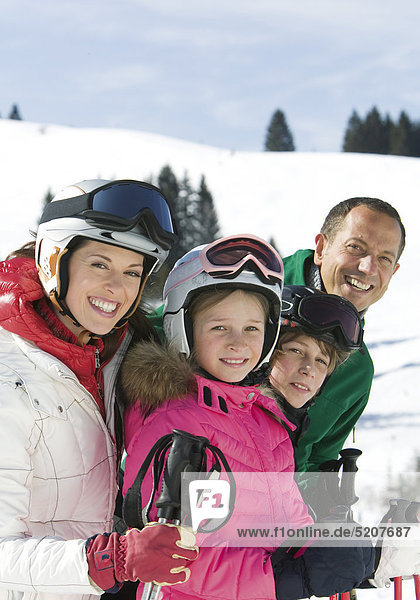 Familie beim Skifahren  Halbporträt