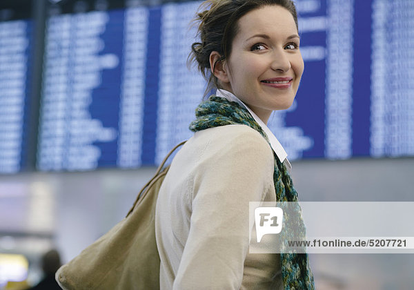 Frau lächelt in die Kamera  Flughafen München