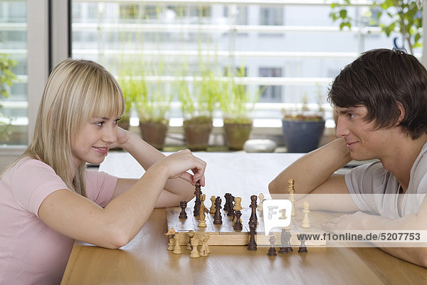 Junges Paar beim Schachspielen