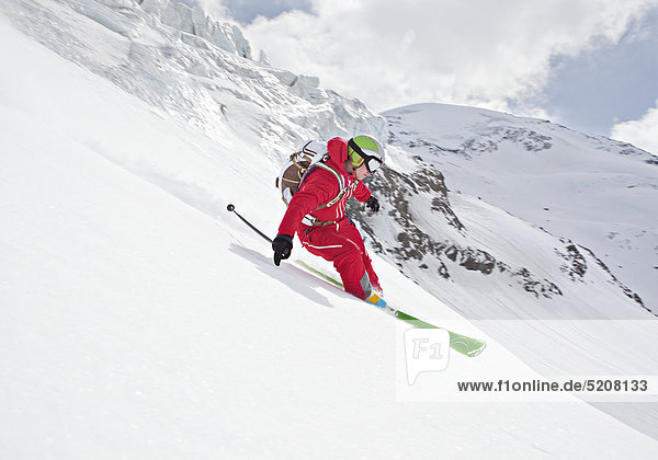 Skifahrer in alpinem Gelände